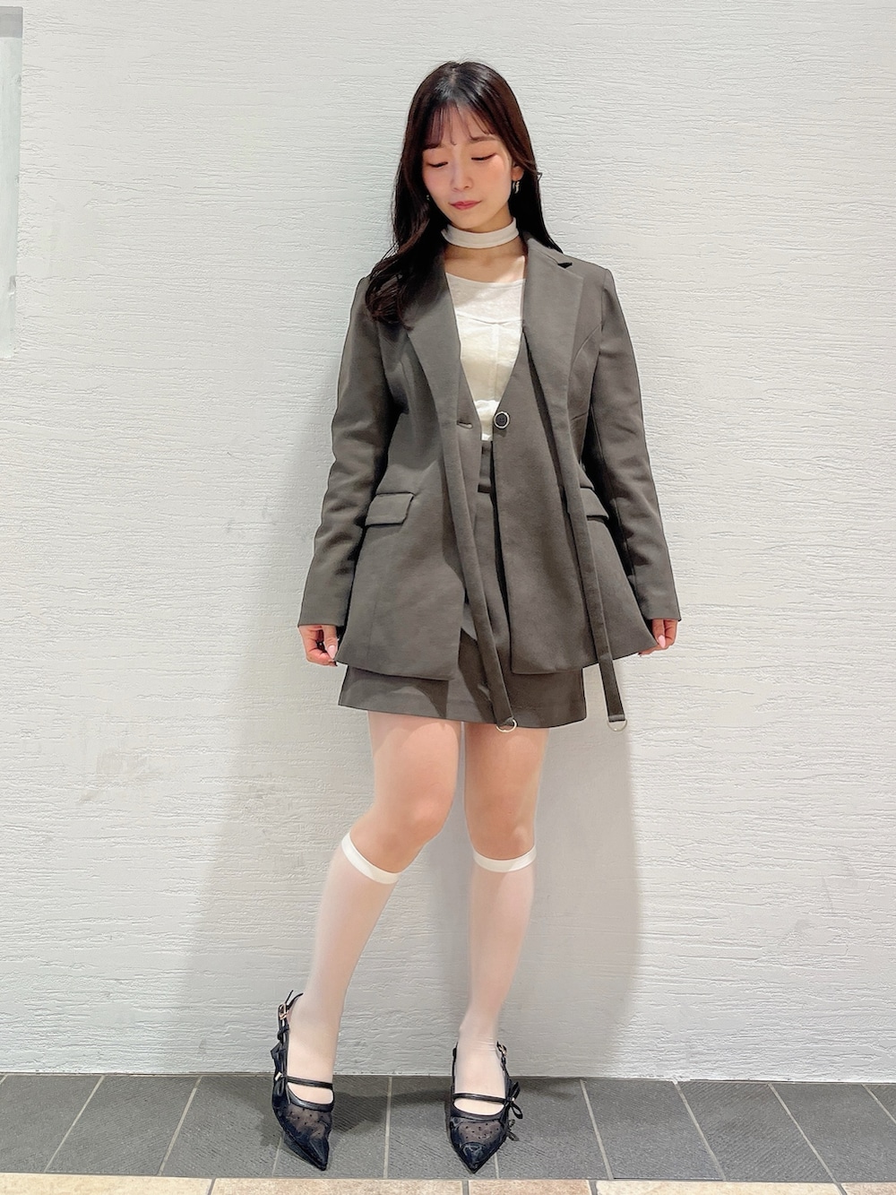 ホワイト系のTシャツ/カットソー、ブラウン系のテーラードジャケット、ブラウン系のスカートを着用したレディースの春コーディネートの3枚目の写真