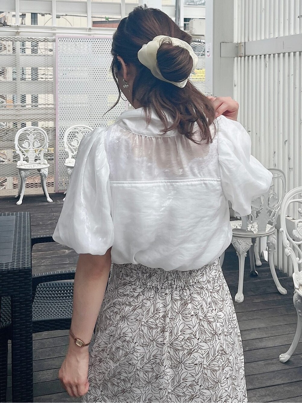 ホワイト系のスカート、ホワイト系のサンダル、ホワイト系のシャツ/ブラウスを着用したレディースの夏コーディネートの6枚目の写真