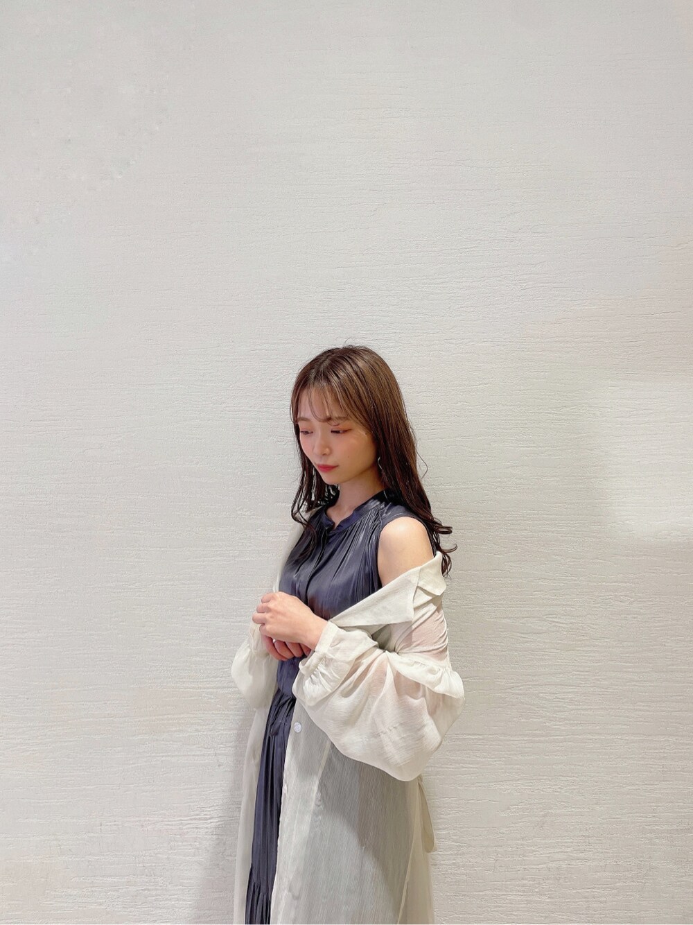 パープル系のワンピース、ホワイト系のサンダル、ホワイト系のシャツ/ブラウスを着用したレディースの春コーディネートの8枚目の写真