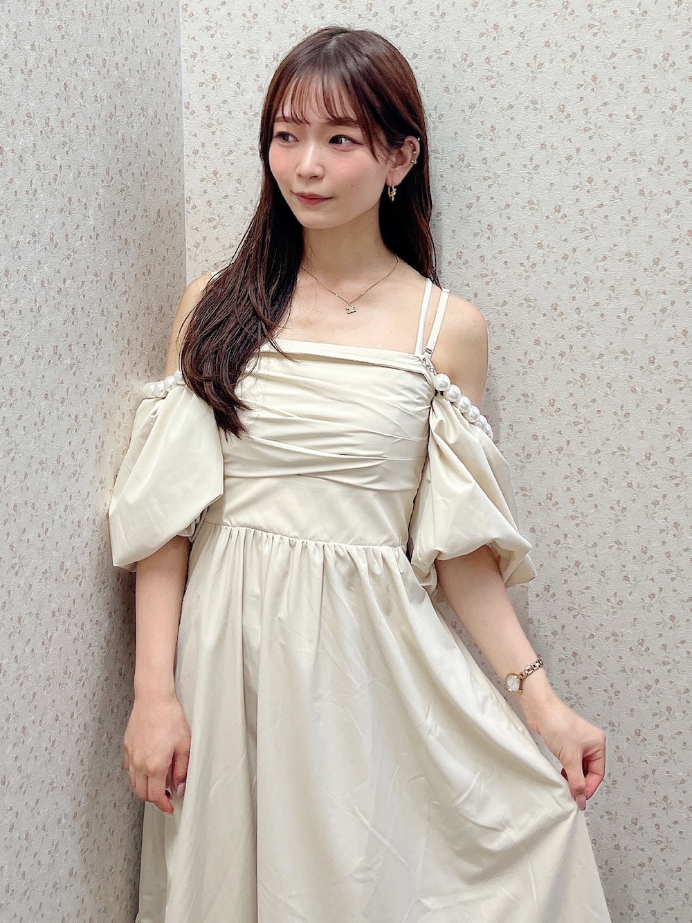 ホワイト系のサンダル、ホワイト系のワンピースを着用したレディースの夏コーディネートの6枚目の写真