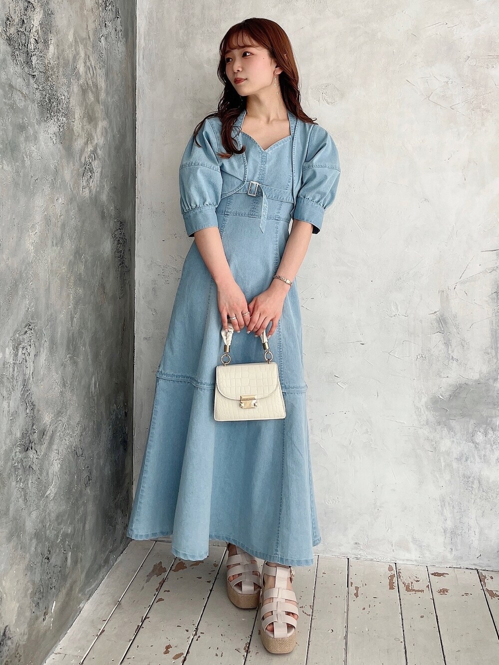 ブルー系のカーディガン/ボレロ、ブルー系のワンピース、ホワイト系のサンダルを着用したレディースの春コーディネートの2枚目の写真