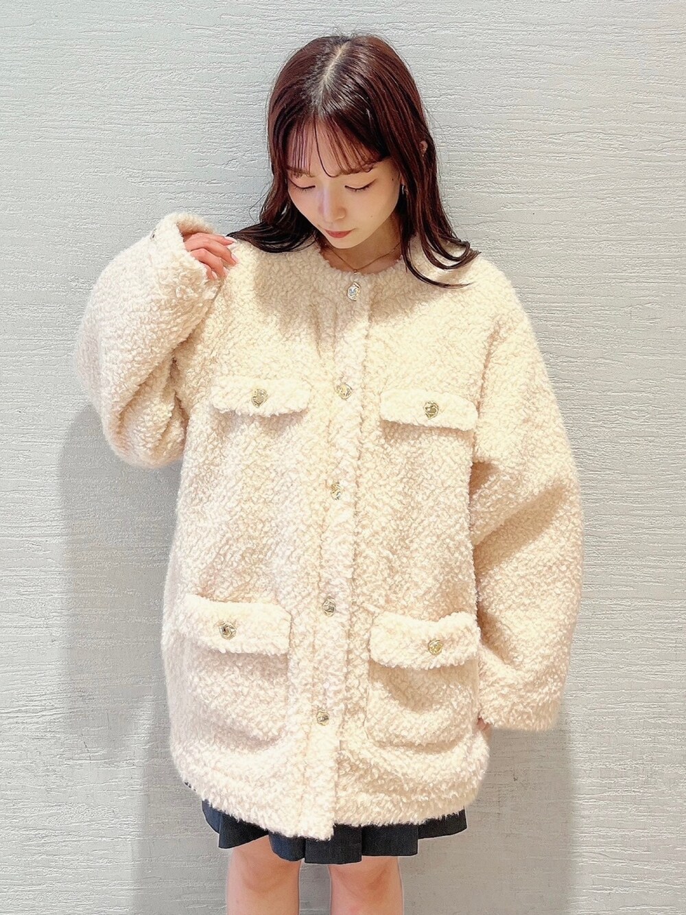 ベージュ系のブルゾン、グレー系のスカートを着用したレディースの夏コーディネートの4枚目の写真