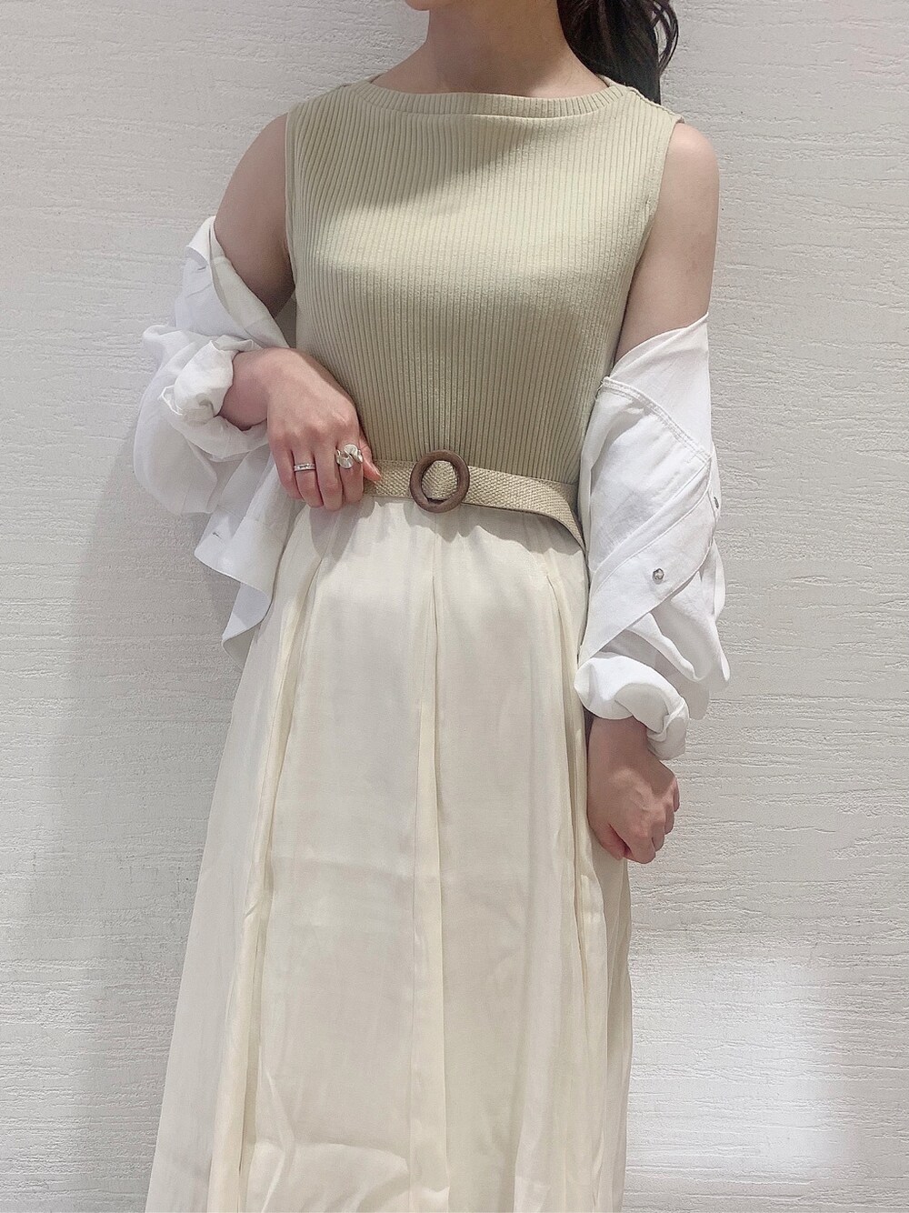 グリーン系のワンピース、その他のサンダル、ホワイト系のベルトを着用したレディースの夏コーディネートの8枚目の写真