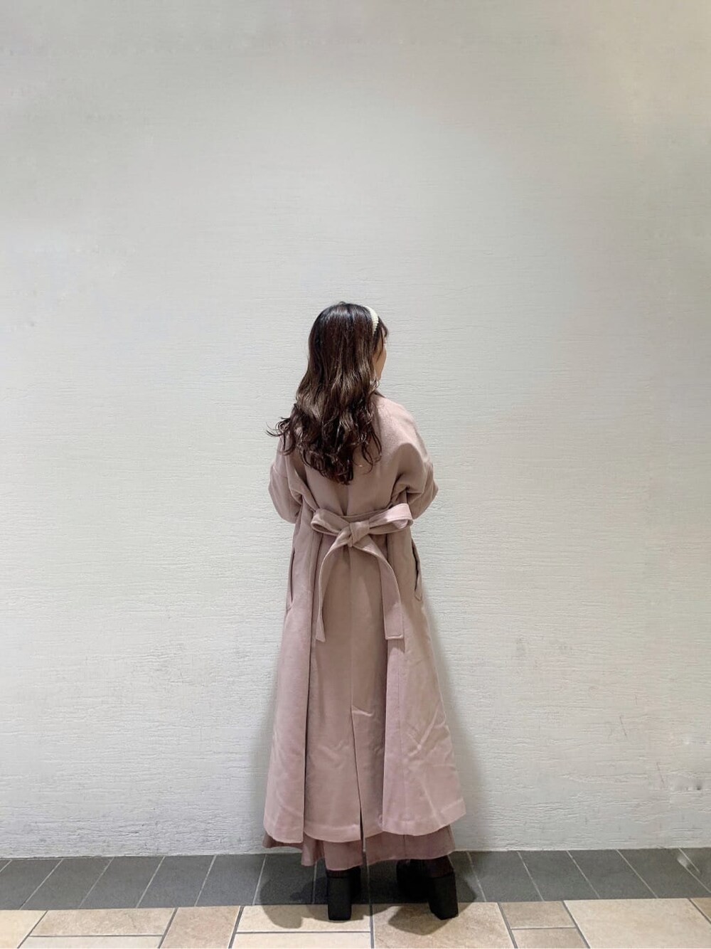 ピンク系のその他アウター、ブラウン系のブーツ、ベージュ系のスカートを着用したレディースの秋コーディネートの6枚目の写真