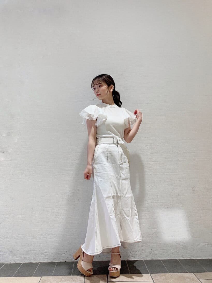ベージュ系のサンダル、ホワイト系のスカート、ホワイト系のTシャツ/カットソーを着用したレディースの夏コーディネートの2枚目の写真