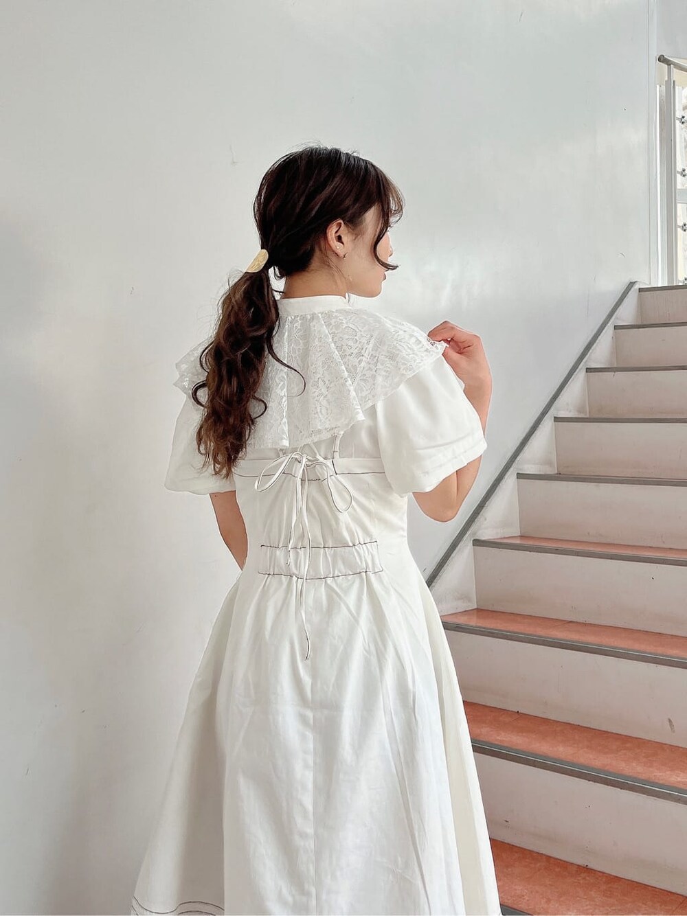 ベージュ系のサンダル、ホワイト系のワンピース、ホワイト系のシャツ/ブラウスを着用したレディースの春コーディネートの6枚目の写真