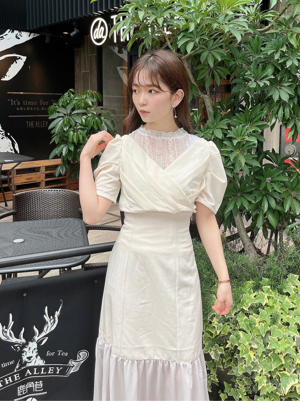 ベージュ系のサンダル、ホワイト系のスカート、ホワイト系のTシャツ/カットソーを着用したレディースの春コーディネートの4枚目の写真