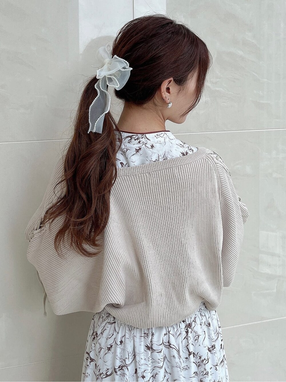 ベージュ系のカーディガン/ボレロ、ホワイト系のワンピースを着用したレディースの秋コーディネートの6枚目の写真