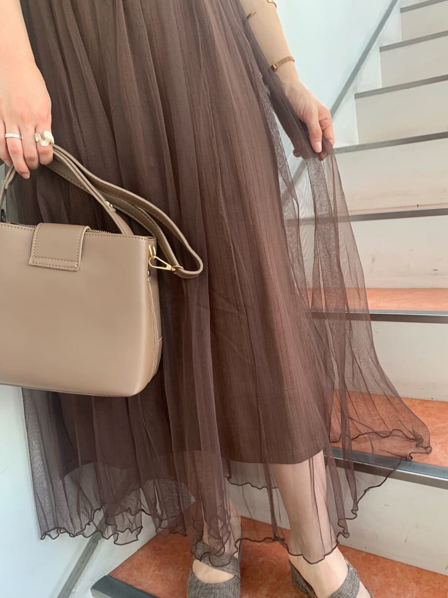 ブラウン系のワンピース、ブラウン系のパンプス、ベージュ系のハンドバッグを着用したレディースの秋コーディネートの8枚目の写真