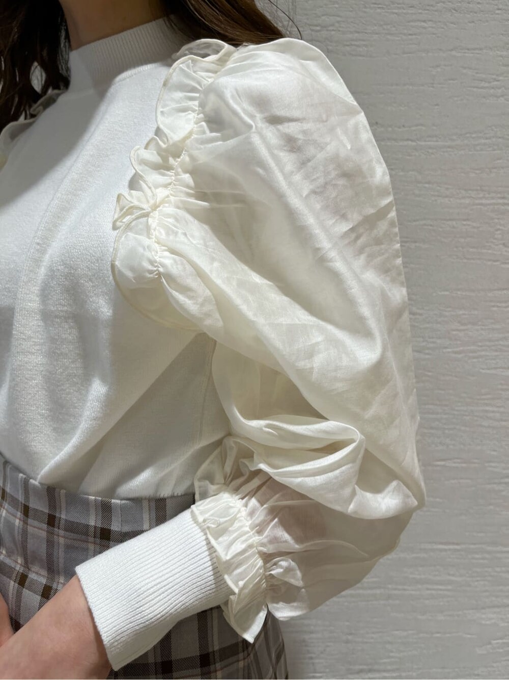 ベージュ系のブーツ、グレー系のスカート、ホワイト系のニット/セーターを着用したレディースの冬コーディネートの6枚目の写真