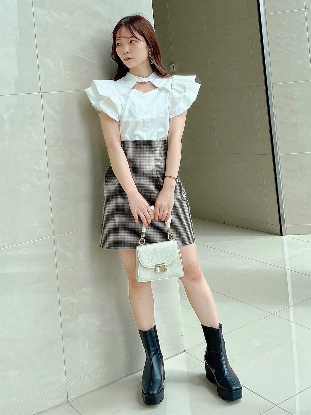 ホワイト系のシャツ/ブラウス、ブルー系のスカート、ブラック系のブーツを着用したレディースの秋コーディネートの2枚目の写真