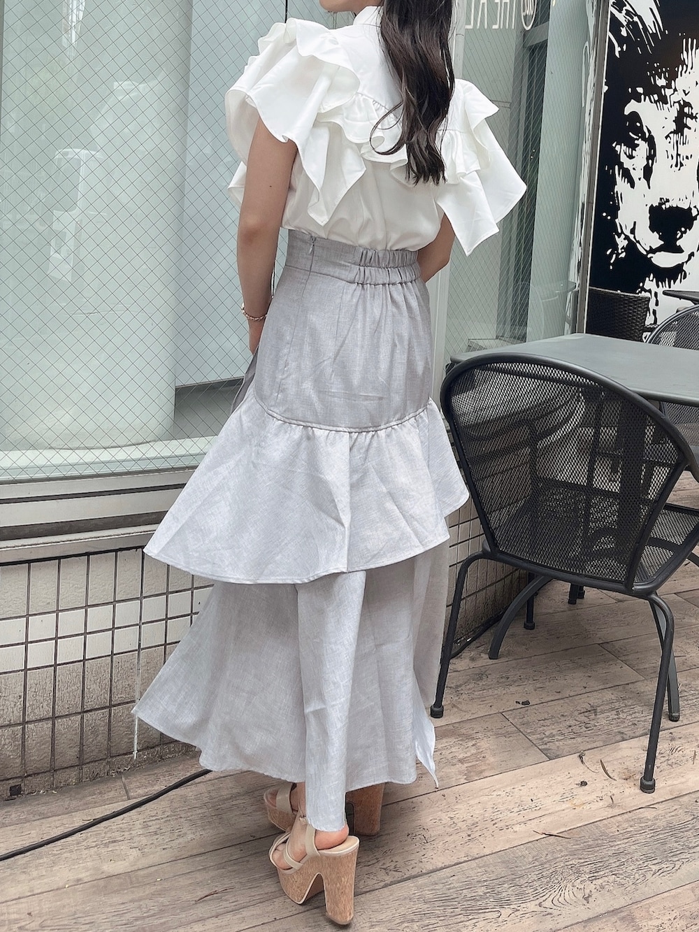 ホワイト系のシャツ/ブラウス、グレー系のスカート、ホワイト系のサンダルを着用したレディースの春コーディネートの2枚目の写真