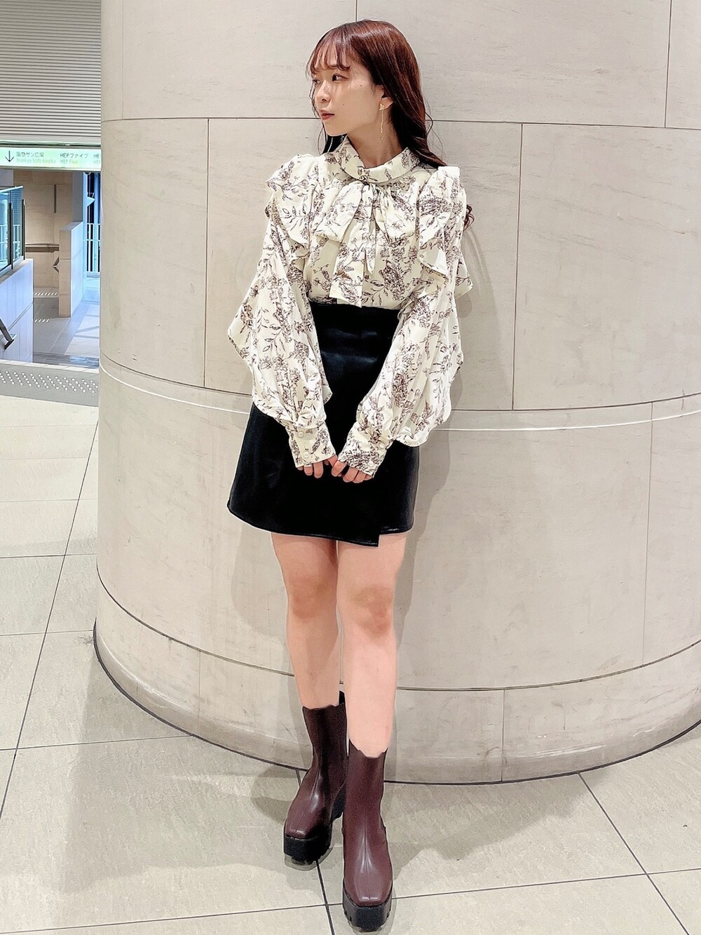 その他のシャツ/ブラウス、ブラック系のスカート、ブラウン系のブーツを着用したレディースの秋コーディネートの4枚目の写真