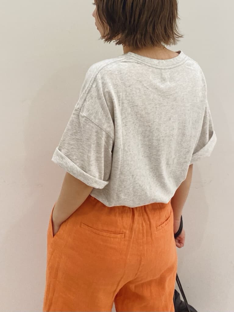 グレー系のハンドバッグ、グレー系のTシャツ/カットソー、オレンジ系のその他パンツを着用したレディースの春コーディネートの4枚目の写真