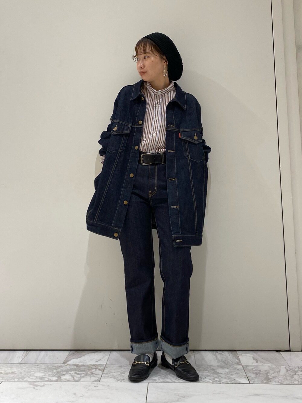 ブルー系のデニムジャケット、ブルー系のデニムパンツ、ブラウン系のシャツ/ブラウスを着用したレディースの秋コーディネートの3枚目の写真