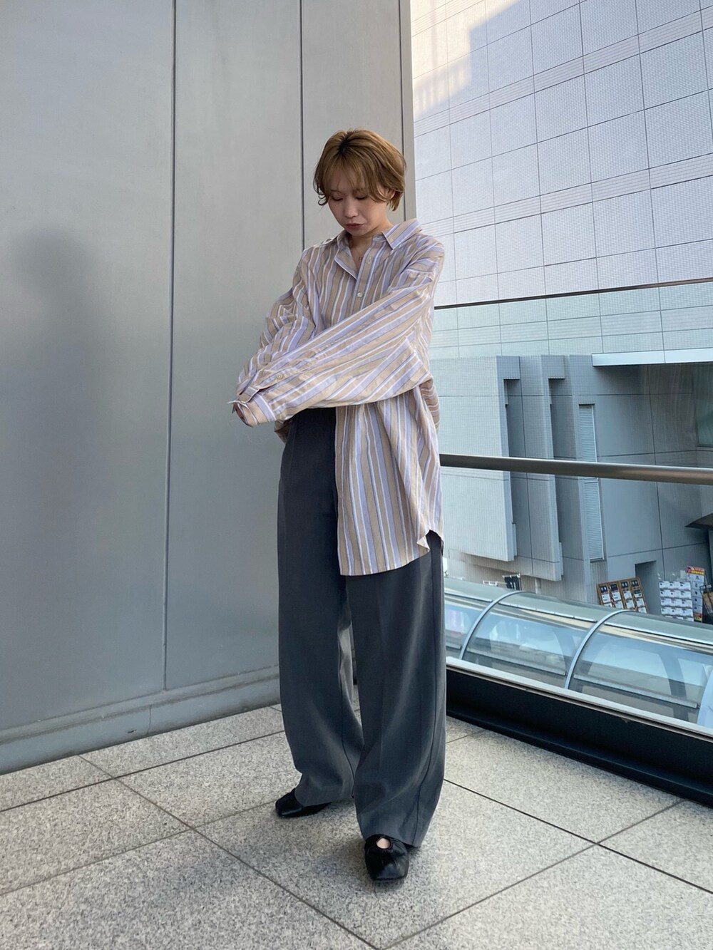 ベージュ系のシャツ/ブラウス、グレー系のその他パンツ、ブラック系のパンプスを着用したレディースの冬コーディネートの2枚目の写真