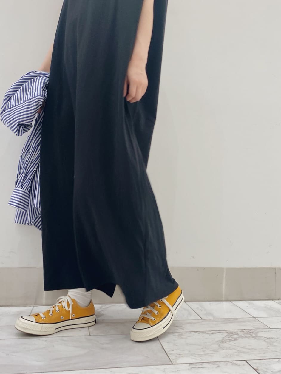 ホワイト系のハンドバッグ、ブラック系のワンピース、ブルー系のシャツ/ブラウスを着用したレディースの夏コーディネートの2枚目の写真