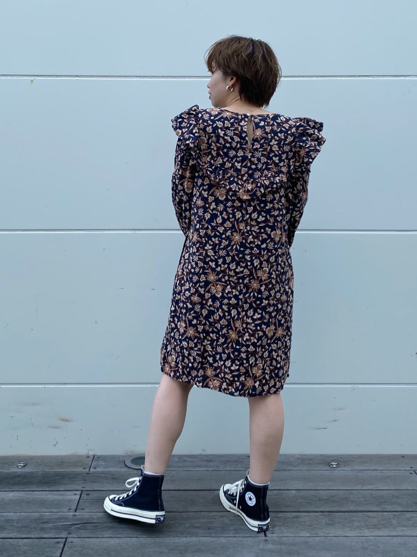 ブルー系のワンピースを着用したレディースの春コーディネートの5枚目の写真