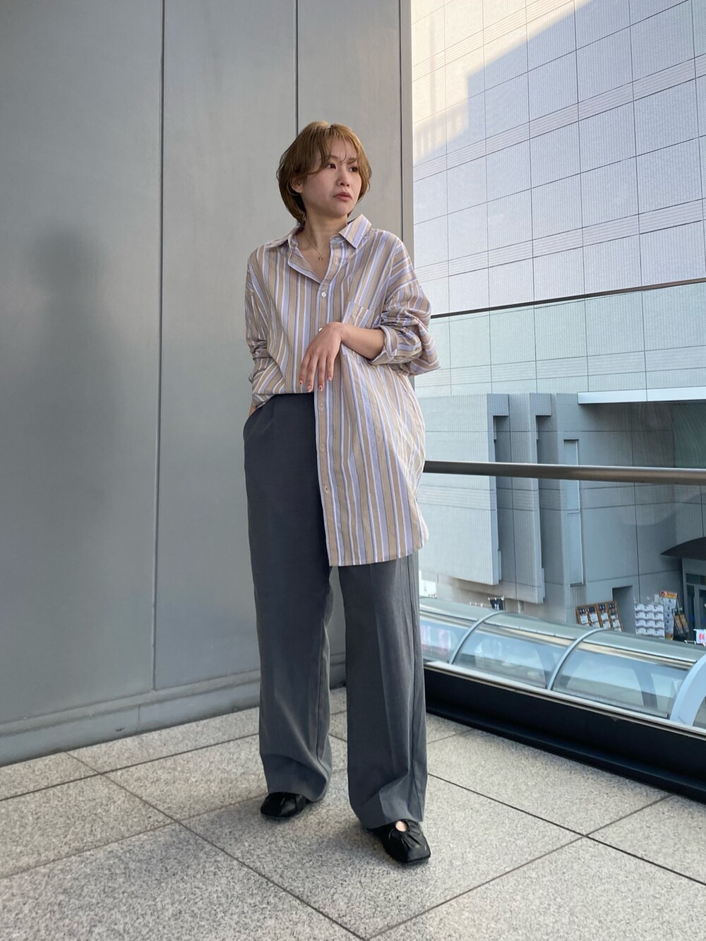 ベージュ系のシャツ/ブラウス、グレー系のその他パンツ、ブラック系のパンプスを着用したレディースの冬コーディネートの3枚目の写真