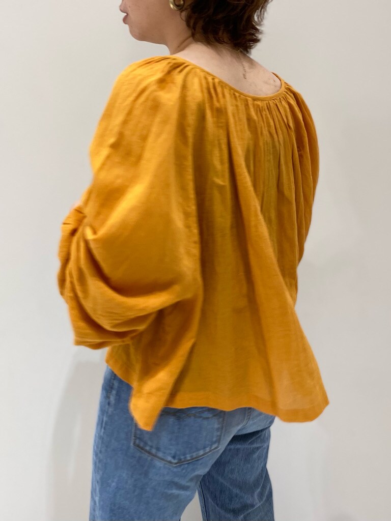 ブルー系のデニムパンツ、オレンジ系のシャツ/ブラウス、ブラック系のサンダルを着用したレディースの春コーディネートの5枚目の写真