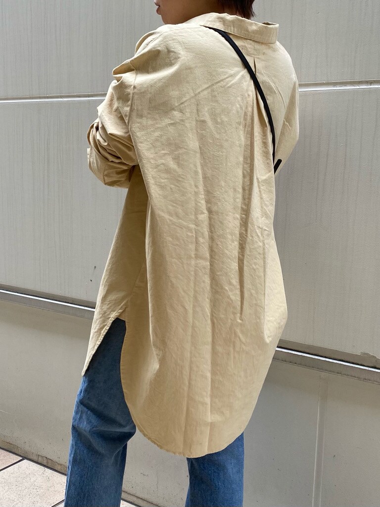 ゴールド系のバレエシューズ、イエロー系のシャツ/ブラウス、ブラック系のボディバッグ/ウエストポーチを着用したレディースの冬コーディネートの3枚目の写真