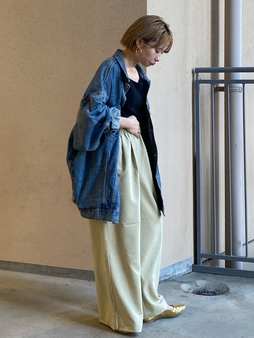 グリーン系のその他パンツ、ブルー系のデニムジャケット、ブラック系のキャミソールを着用したレディースの秋コーディネートの3枚目の写真