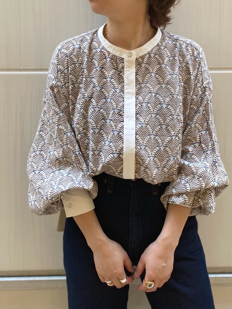 ブルー系のデニムパンツ、ブラック系のサンダルを着用したレディースの春コーディネートの7枚目の写真