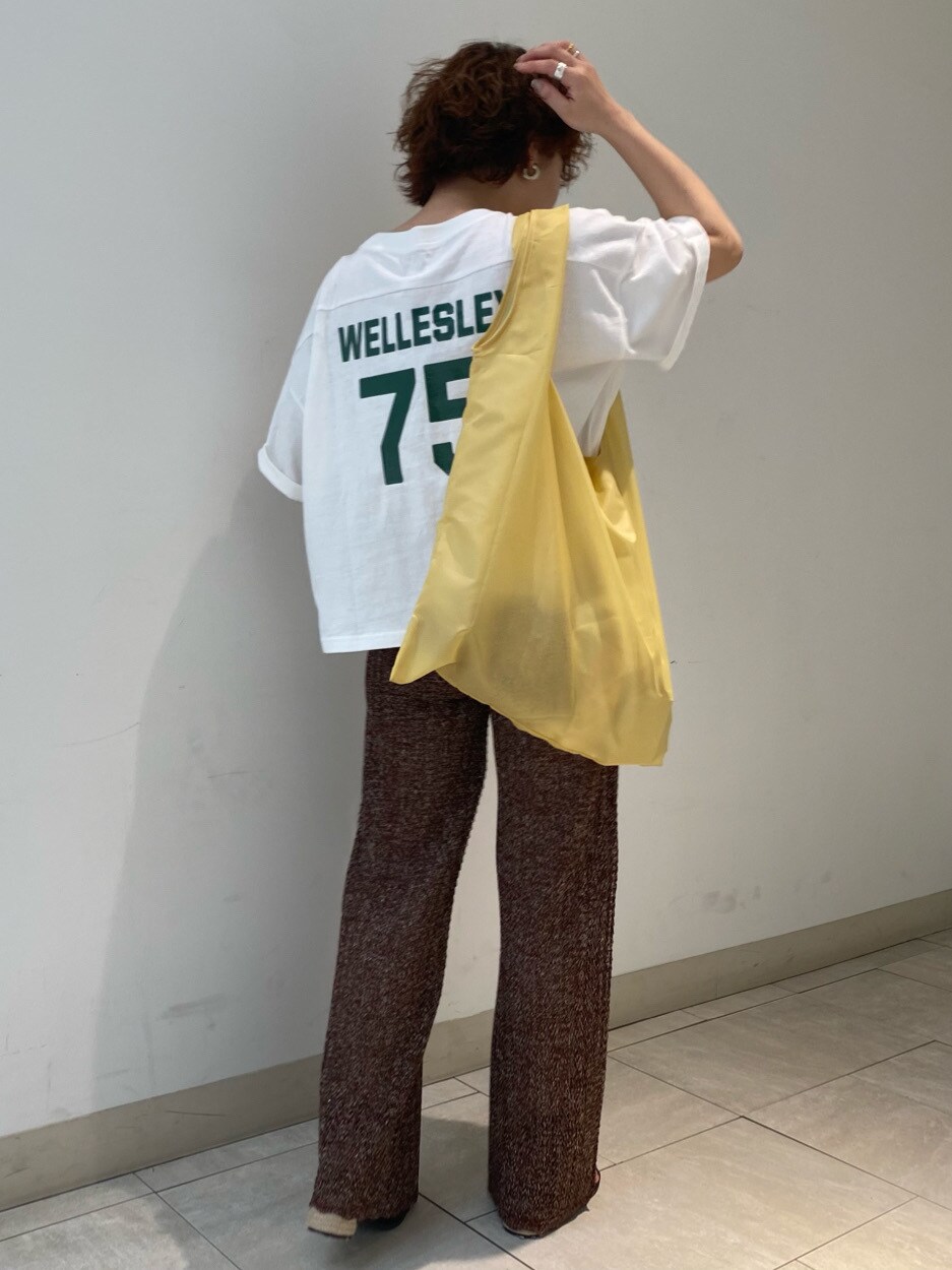ブラック系のサンダル、イエロー系のハンドバッグ、ホワイト系のTシャツ/カットソーを着用したレディースの春コーディネートの3枚目の写真