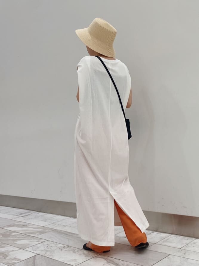 ホワイト系のワンピース、オレンジ系のその他パンツ、ブラック系のショルダーバッグを着用したレディースの夏コーディネートの3枚目の写真