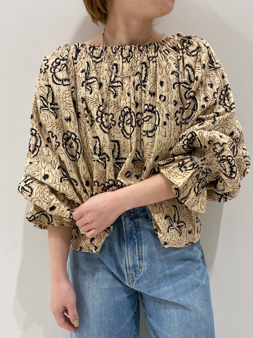 ブルー系のデニムパンツ、その他のシャツ/ブラウス、ブラウン系のショルダーバッグを着用したレディースの春コーディネートの3枚目の写真