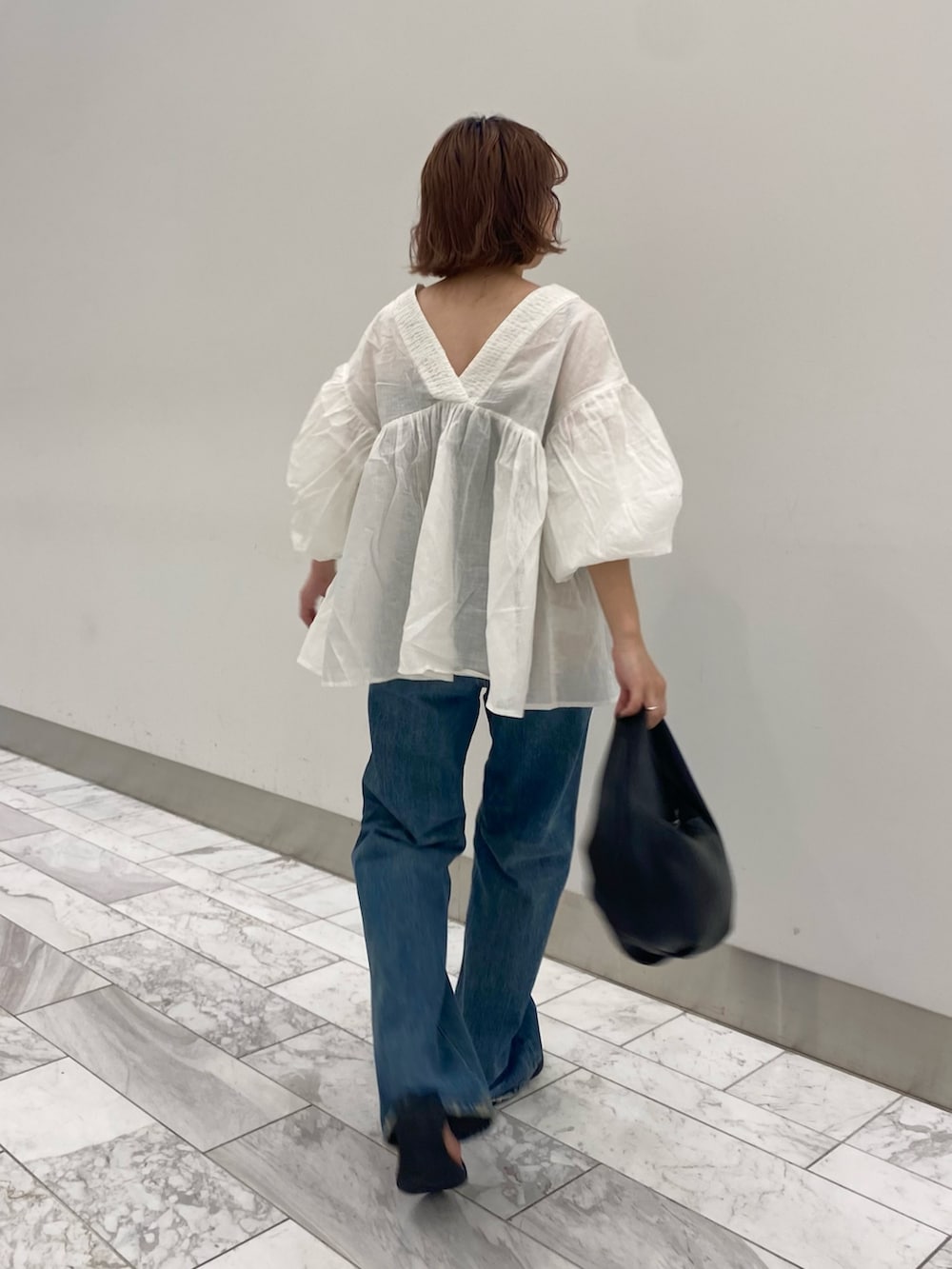 ホワイト系のシャツ/ブラウス、ブルー系のデニムパンツを着用したレディースの夏コーディネートの5枚目の写真