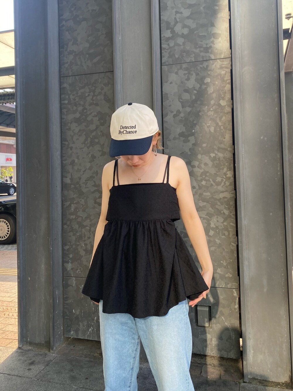 ブラック系のシャツ/ブラウス、ブラック系のキャップを着用したレディースの春コーディネートの5枚目の写真