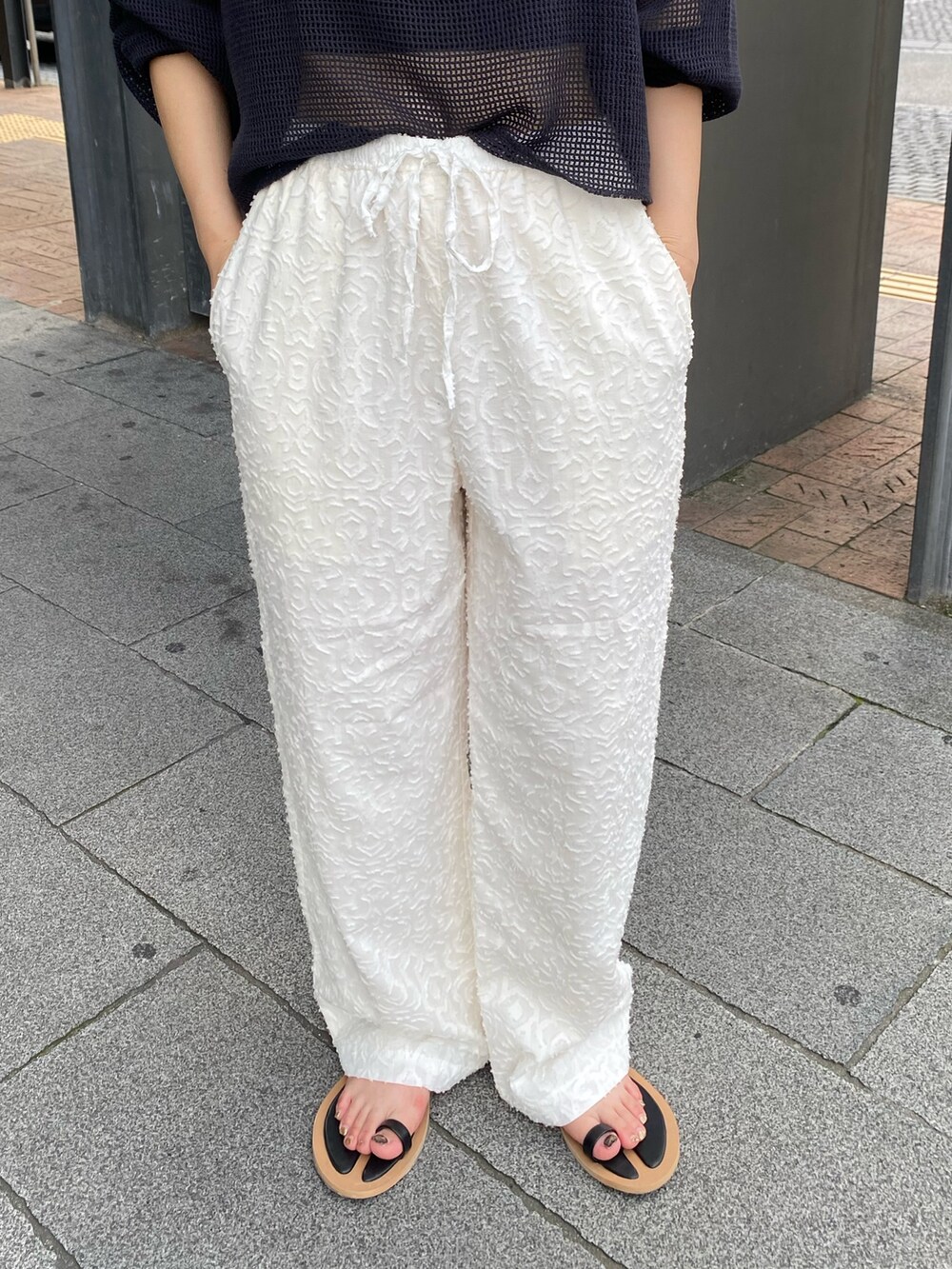 ホワイト系のその他パンツ、グレー系のTシャツ/カットソー、ブラック系のキャミソールを着用したレディースの夏コーディネートの6枚目の写真