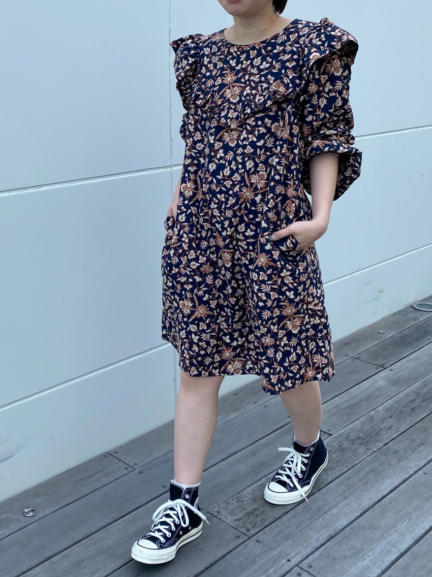 ブルー系のワンピースを着用したレディースの春コーディネートの2枚目の写真