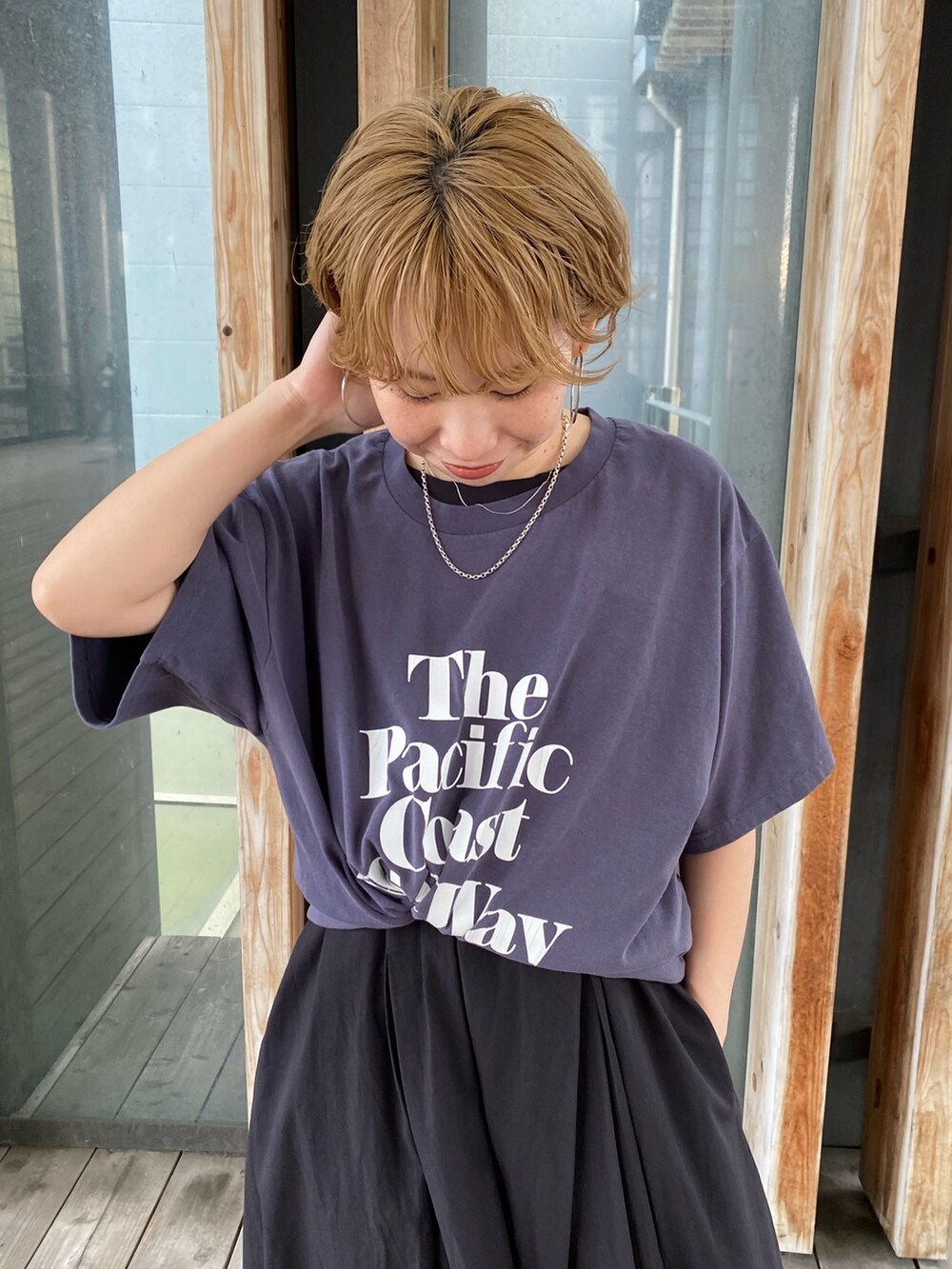 ブラック系のワンピース、ブルー系のTシャツ/カットソーを着用したレディースの春コーディネートの3枚目の写真