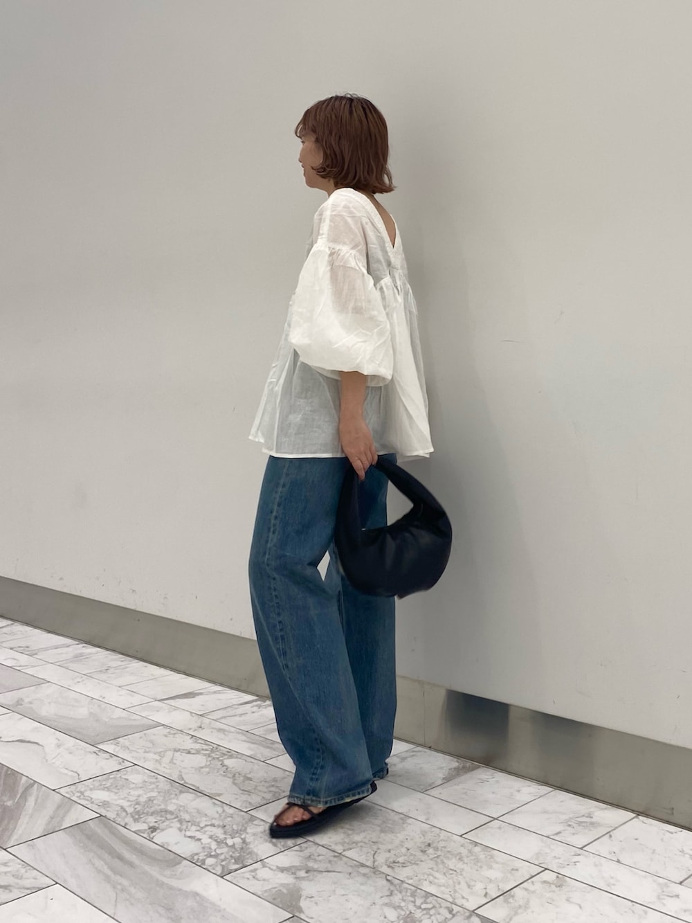 ホワイト系のシャツ/ブラウス、ブルー系のデニムパンツを着用したレディースの夏コーディネートの3枚目の写真