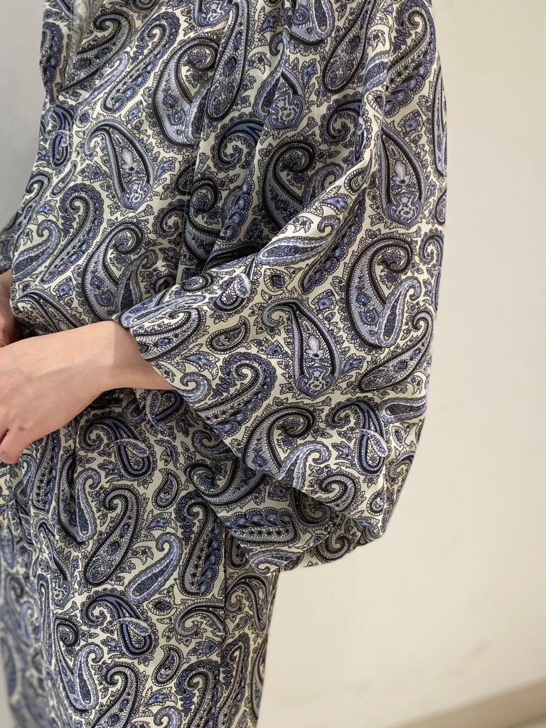 ブルー系のつなぎ/オールインワン、ホワイト系のタンクトップを着用したレディースの春コーディネートの3枚目の写真