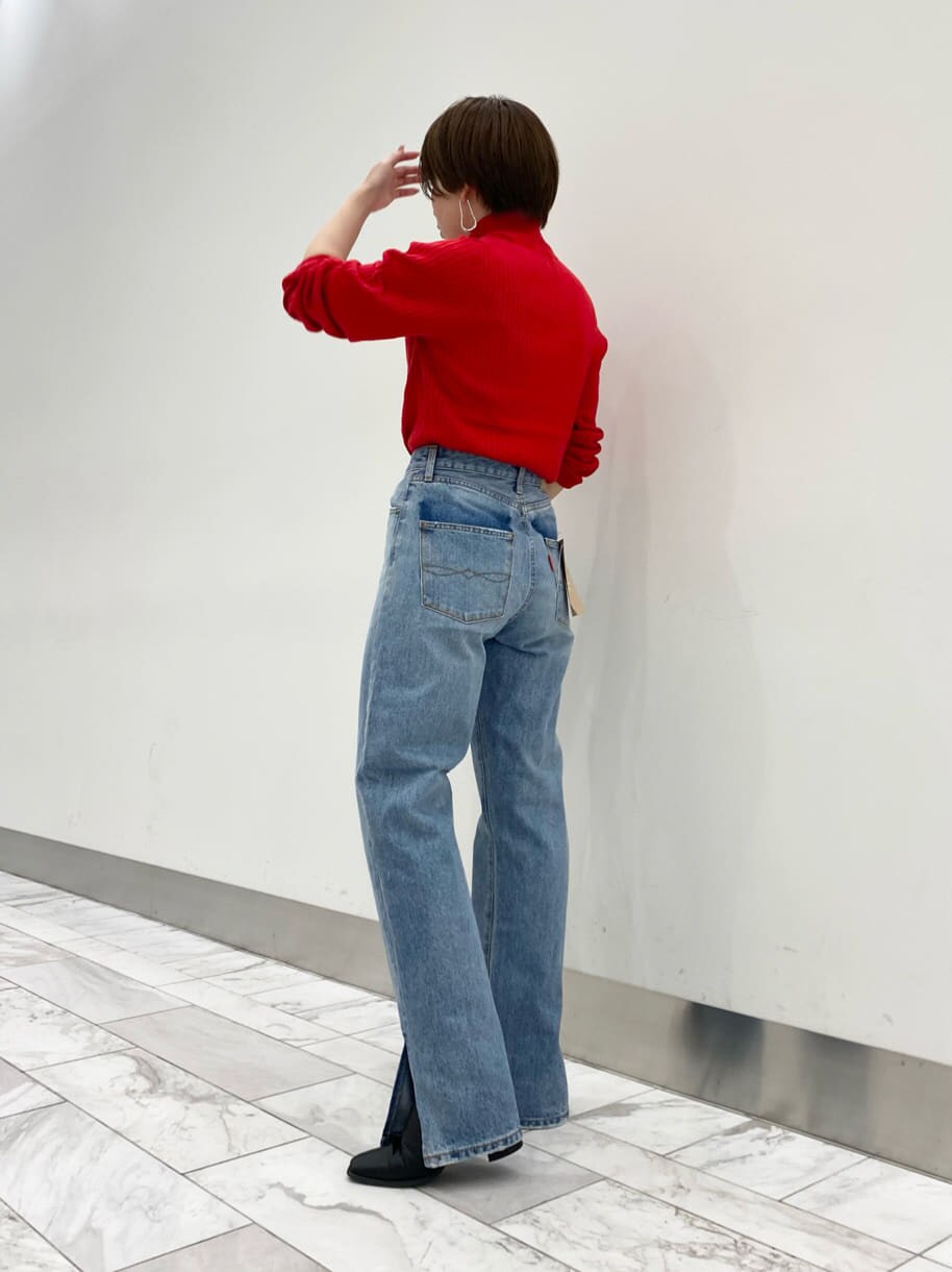 ブルー系のデニムパンツ、ベージュ系のムートンコート、ブルー系のデニムパンツを着用したレディースの秋コーディネートの4枚目の写真