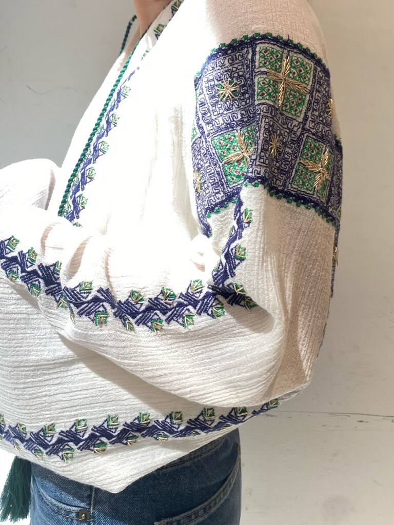 ホワイト系のシャツ/ブラウスを着用したレディースの春コーディネートの5枚目の写真