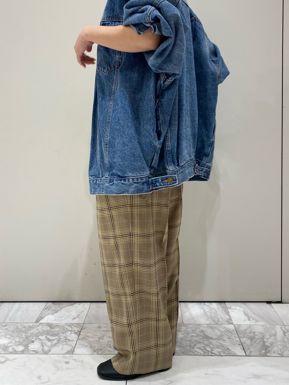 その他のその他パンツ、ブルー系のデニムジャケット、ホワイト系のキャミソールを着用したレディースの秋コーディネートの6枚目の写真