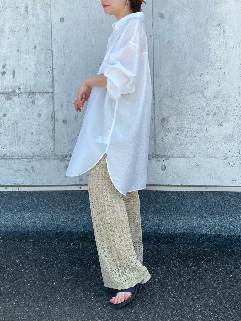 ブラック系のサンダル、ホワイト系のシャツ/ブラウス、ゴールド系のその他パンツを着用したレディースの春コーディネートの4枚目の写真