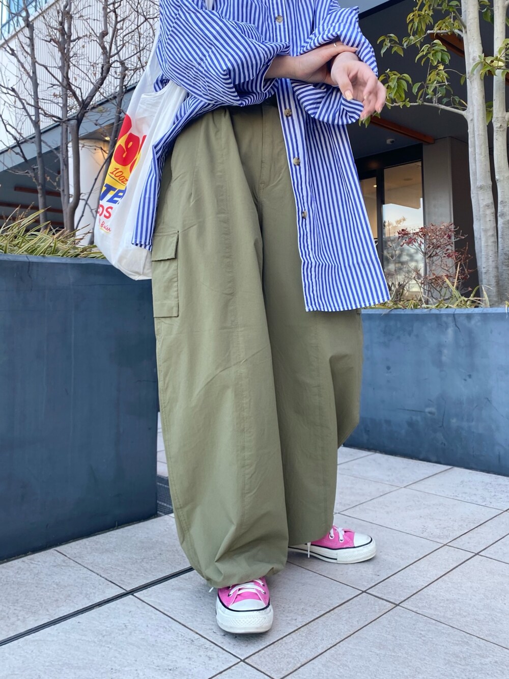 ブルー系のシャツ/ブラウス、グリーン系のカーゴパンツ、ホワイト系のエコバッグ/サブバッグを着用したレディースの冬コーディネートの3枚目の写真