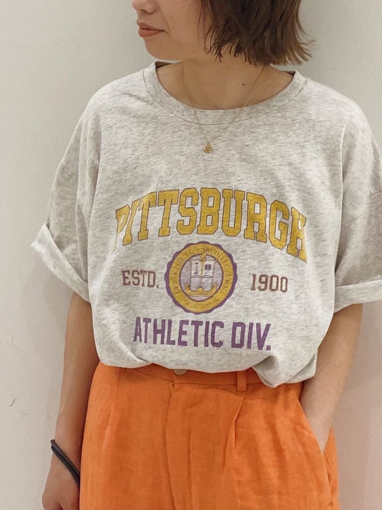 グレー系のハンドバッグ、グレー系のTシャツ/カットソー、オレンジ系のその他パンツを着用したレディースの春コーディネートの3枚目の写真