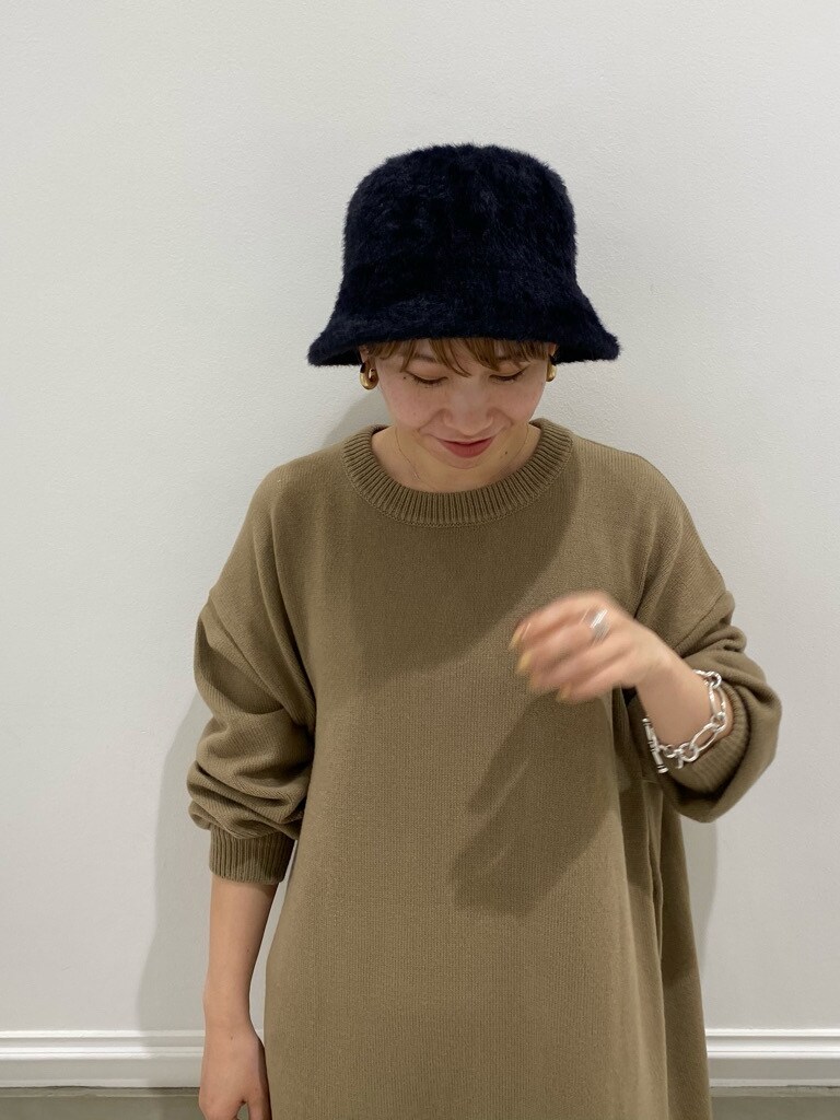 ホワイト系のシャツ/ブラウス、ホワイト系のショルダーバッグ、グレー系のワンピースを着用したレディースの秋コーディネートの6枚目の写真