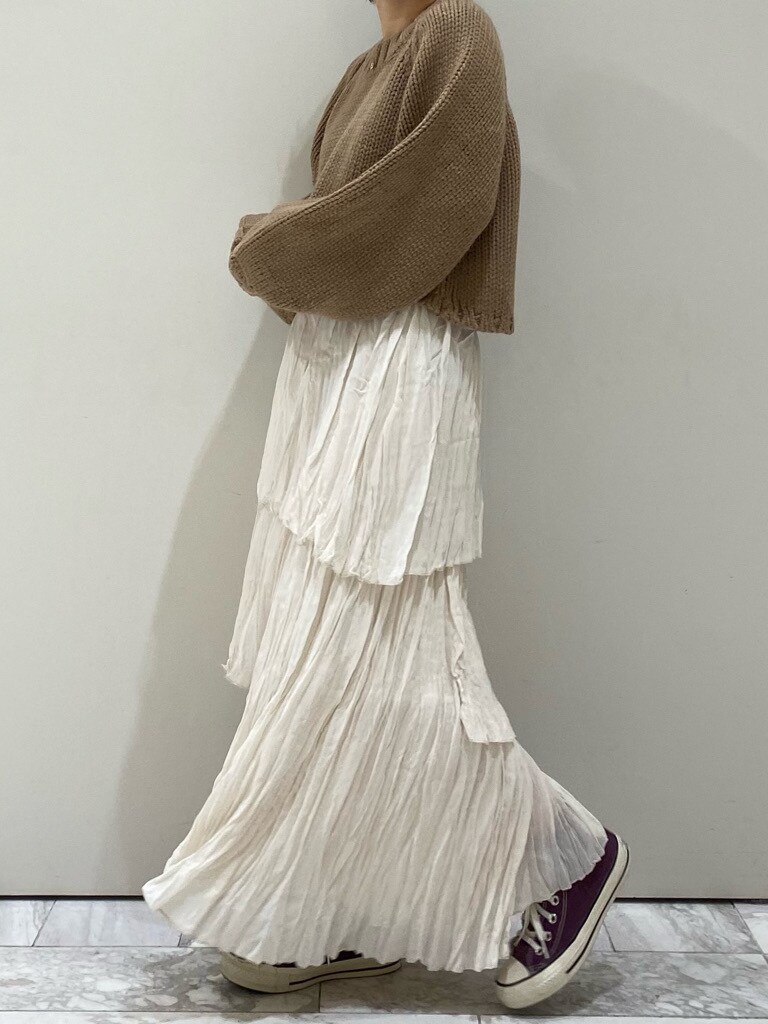 ホワイト系のスカート、ベージュ系のニット/セーターを着用したレディースの冬コーディネートの3枚目の写真