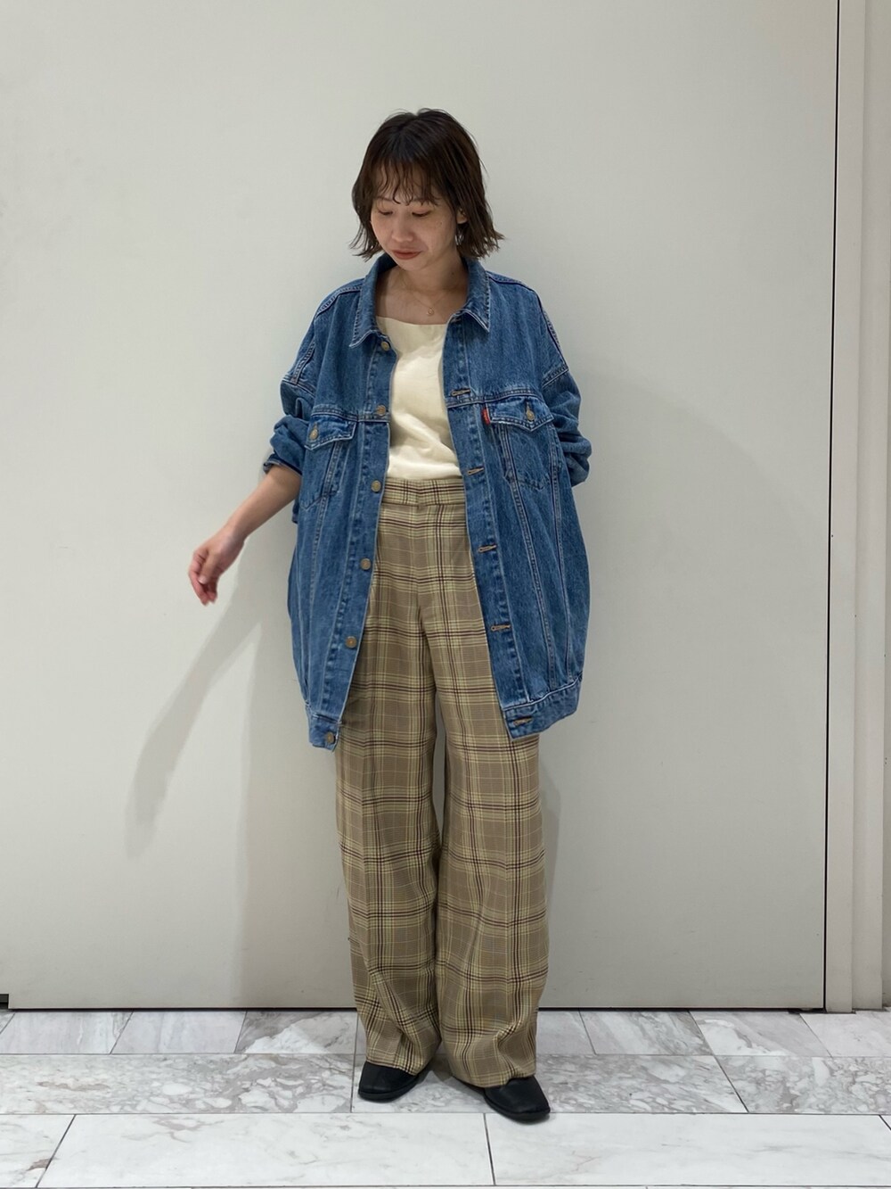 その他のその他パンツ、ブルー系のデニムジャケット、ホワイト系のキャミソールを着用したレディースの秋コーディネートの2枚目の写真