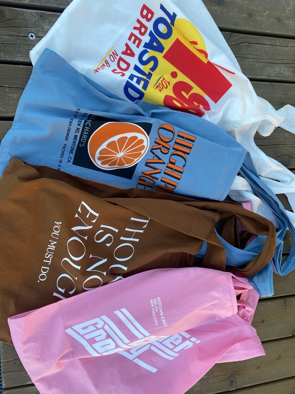 ブルー系のシャツ/ブラウス、グリーン系のカーゴパンツ、ホワイト系のエコバッグ/サブバッグを着用したレディースの冬コーディネートの8枚目の写真