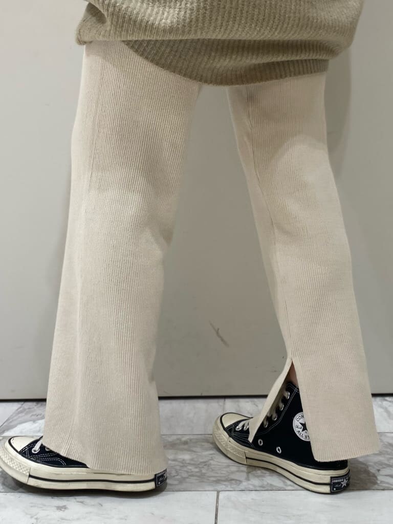 ブラック系のハンドバッグ、ブラック系のTシャツ/カットソー、ホワイト系のその他パンツを着用したレディースの秋コーディネートの5枚目の写真