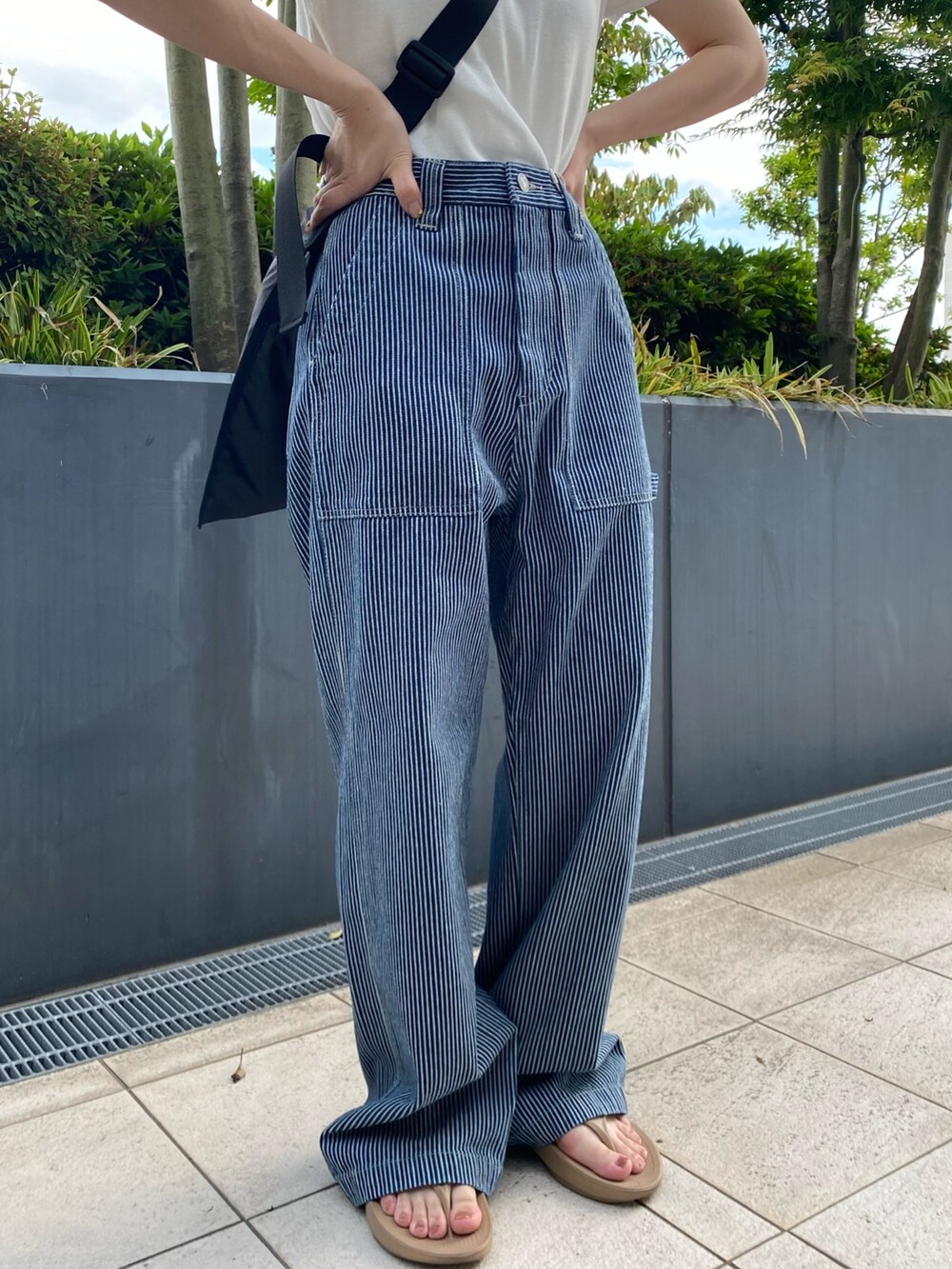 ホワイト系のTシャツ/カットソー、その他のデニムパンツ、ブラック系のハンドバッグを着用したレディースの春コーディネートの3枚目の写真