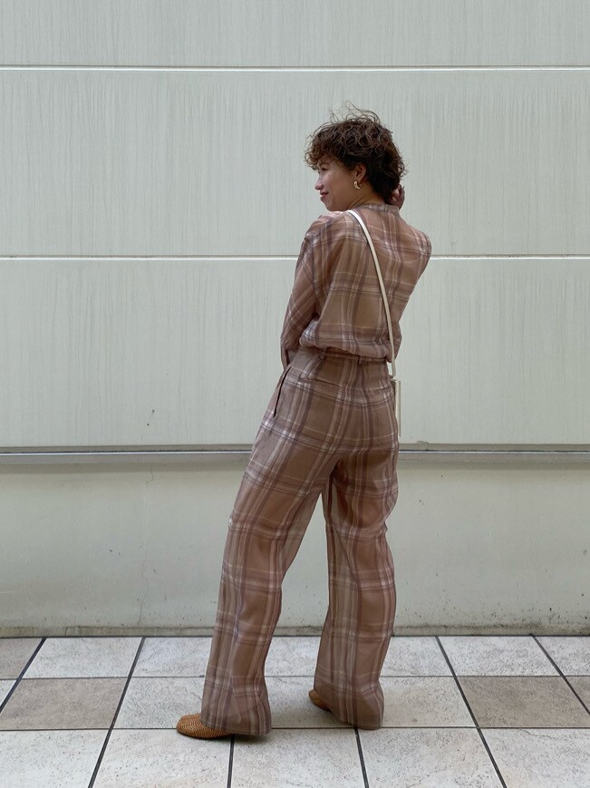 ホワイト系のボディバッグ/ウエストポーチ、ベージュ系のシャツ/ブラウス、ベージュ系のその他パンツを着用したレディースの春コーディネートの4枚目の写真